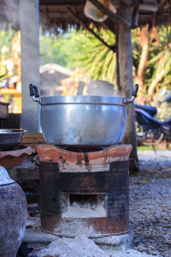 Kochen von den Töpfen, die auf dem brennenden Ofen des Feuers kochen stockfotografie Kochen von den Töpfen, die auf dem brennenden Ofen des Feuers kochen stockfotografie