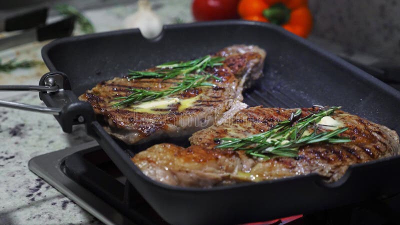 Kochen von Rindfleisch auf Grillbratpfanne