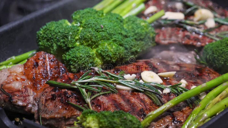 Kochen von Rindfleisch auf Grillbratpfanne