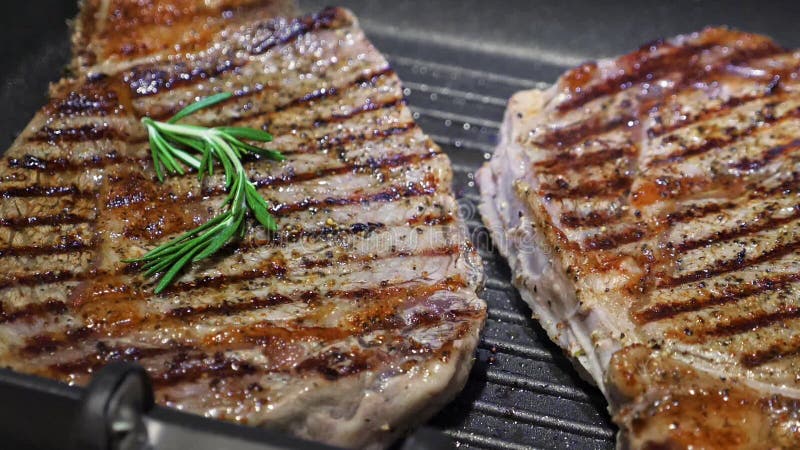 Kochen von Rindfleisch auf Grillbratpfanne