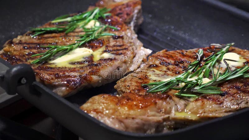 Kochen von Rindfleisch auf Grillbratpfanne