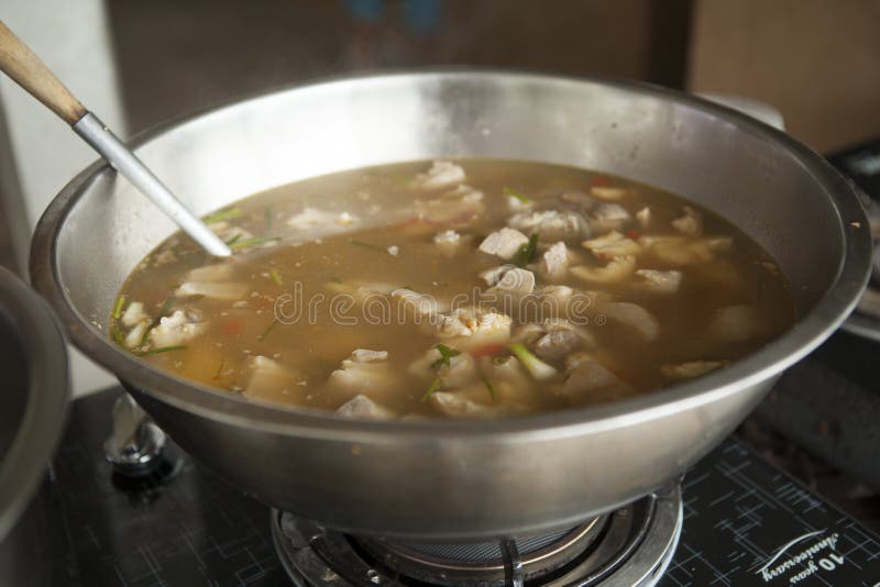 Kochendes klares würziges heißes Schweinefleisch und säuern Suppe in einem Topf lizenzfreies stockbild