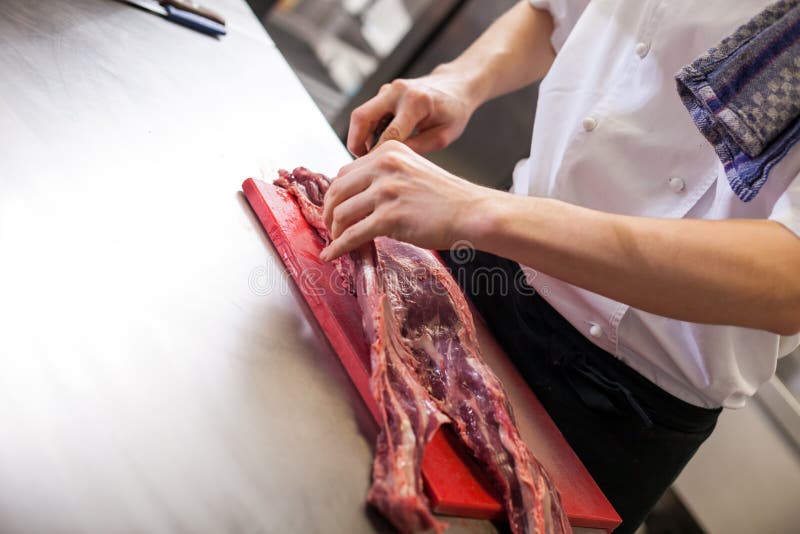 Kock eller slaktare som tärnar kött fotografering för bildbyråer Kock eller slaktare som tärnar kött fotografering för bildbyråer