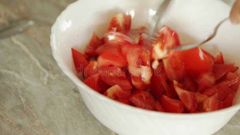 Kock som gör enkel tomatsallad