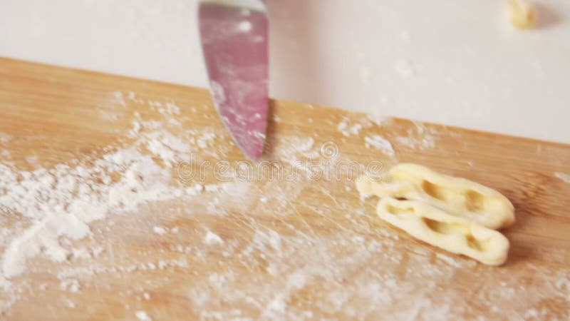 Kock som gör pasta och lagar mat sund mat i köket