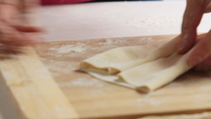 Kock som gör pasta och lagar mat sund mat i köket