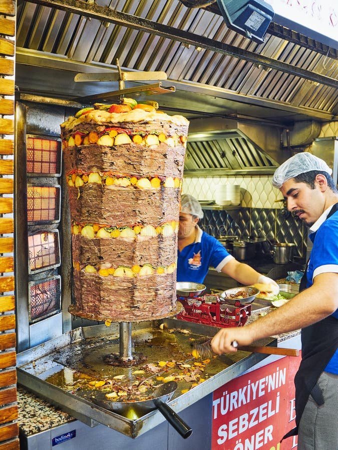 Kockar som lagar mat en traditionell turkDoner kebab i en gatastall kalkon arkivbild Kockar som lagar mat en traditionell turkDoner kebab i en gatastall kalkon arkivbild
