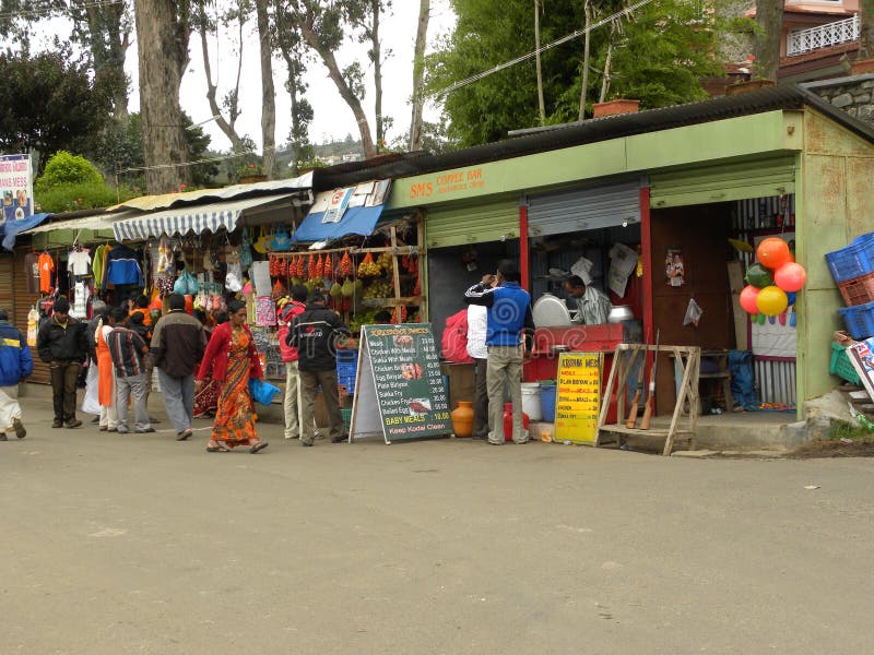 Kodaikanal, Tamil Nadu, Ινδία - 11 Ιουνίου 2010 τα ζωηρόχρωμα οδικά δευτερεύοντα καταστήματα, στάβλοι που πωλούν τα τρόφιμα, τσάι στοκ εικόνα με δικαίωμα ελεύθερης χρήσης Kodaikanal, Tamil Nadu, Ινδία - 11 Ιουνίου 2010 τα ζωηρόχρωμα οδικά δευτερεύοντα καταστήματα, στάβλοι που πωλούν τα τρόφιμα, τσάι στοκ εικόνα με δικαίωμα ελεύθερης χρήσης