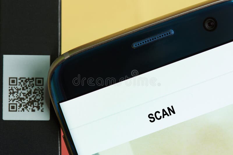 Kodu qr obraz cyfrowy. Obrazu cyfrowego qr kod na produktu pudełka zakończeniu Mobilny app skanuje QR kod