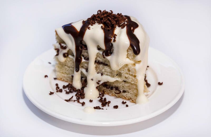 Koekje met het vullen van bessen en room, zachte gestremde melk op een witte plaat en een truffelchocolade royalty-vrije stock foto Koekje met het vullen van bessen en room, zachte gestremde melk op een witte plaat en een truffelchocolade royalty-vrije stock foto
