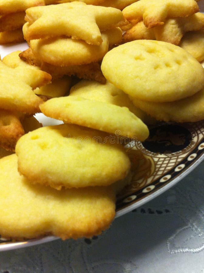 Koekjes door mamma en kind worden gemaakt dat stock foto's Koekjes door mamma en kind worden gemaakt dat stock foto's