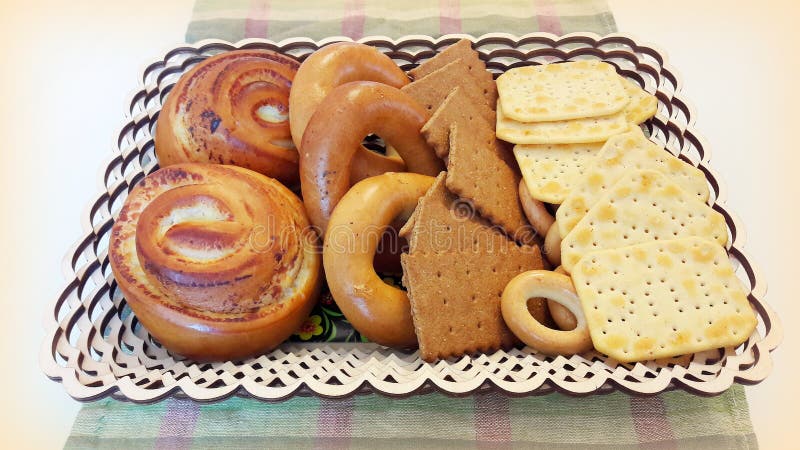 Koekjes, ongezuurde broodjes, broodjes in een mand op de lijst stock foto Koekjes, ongezuurde broodjes, broodjes in een mand op de lijst stock foto