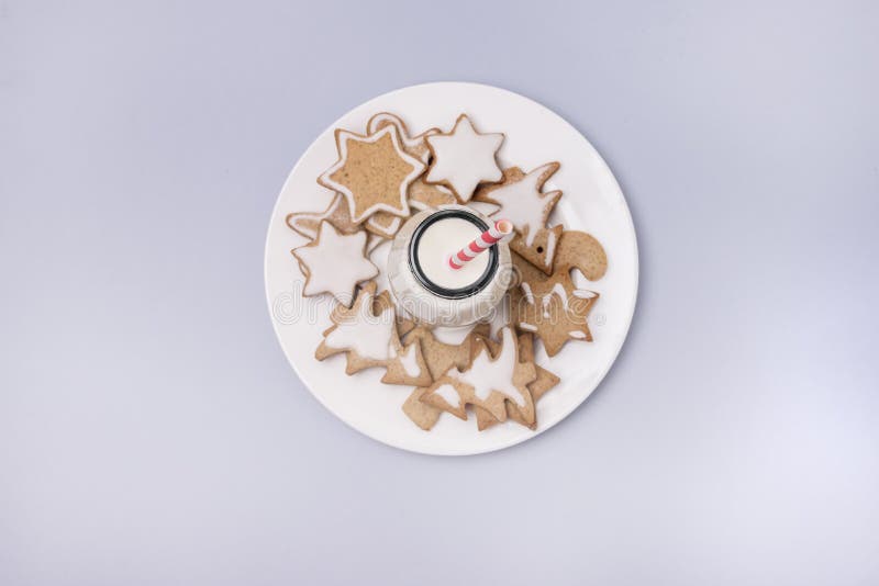 Koekjes van de Kerstmis leggen de Eigengemaakte Peperkoek op Lichtblauwe Vlakte Als achtergrond het Glasfles van het Vakantieconc royalty-vrije stock fotografie Koekjes van de Kerstmis leggen de Eigengemaakte Peperkoek op Lichtblauwe Vlakte Als achtergrond het Glasfles van het Vakantieconc royalty-vrije stock fotografie