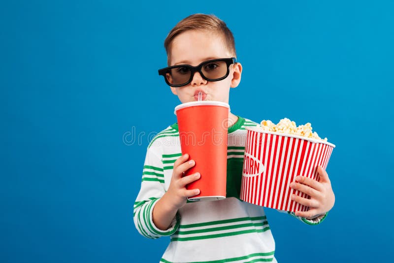 Koele Jonge jongen die in oogglazen op de film voorbereidingen treffen te letten royalty-vrije stock fotografie Koele Jonge jongen die in oogglazen op de film voorbereidingen treffen te letten royalty-vrije stock fotografie