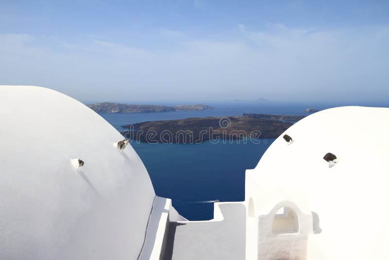 Koepel van klassieke kerk van Santorini-eiland royalty-vrije stock afbeelding