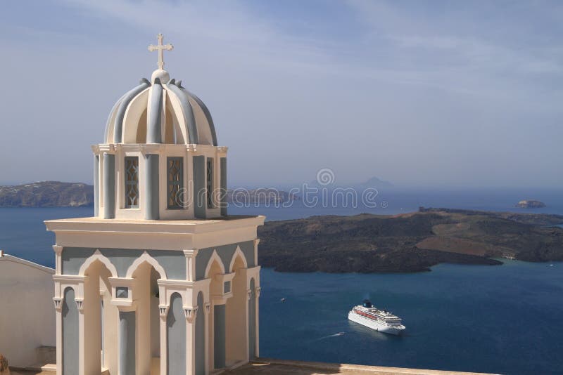 Koepel van klassieke kerk van Santorini-eiland stock fotografie