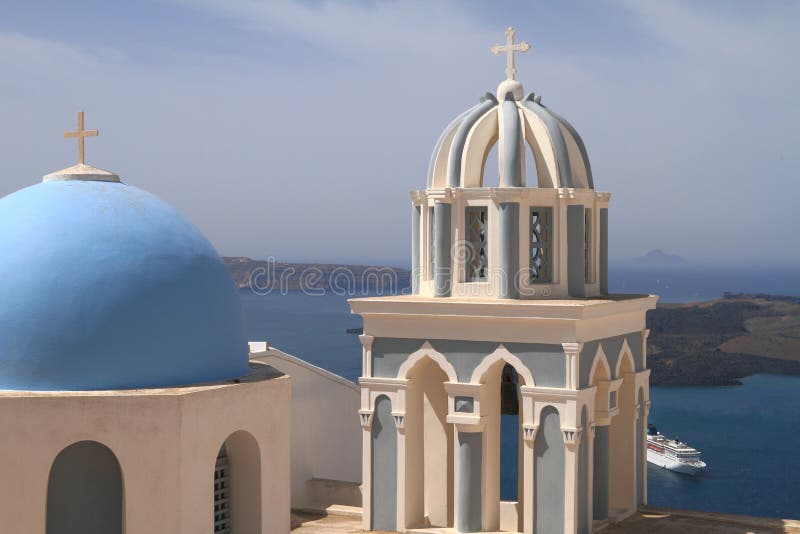 Koepel van klassieke kerk van Santorini-eiland royalty-vrije stock afbeeldingen