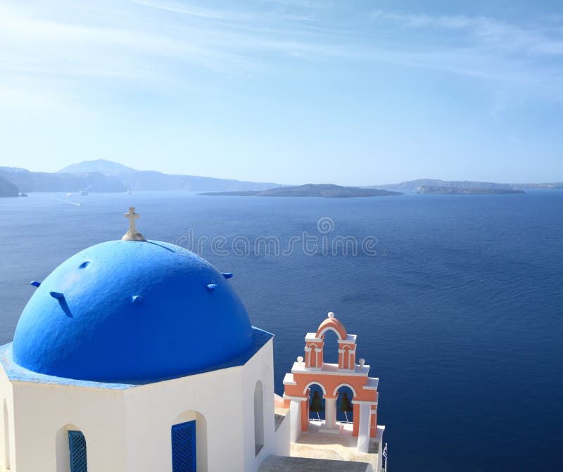 Koepel van klassieke kerk van Santorini-eiland stock foto