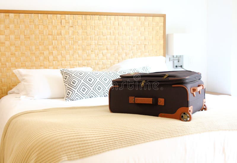 Koffer auf dem Bett innerhalb eines Hotelzimmers lizenzfreies stockbild Koffer auf dem Bett innerhalb eines Hotelzimmers lizenzfreies stockbild