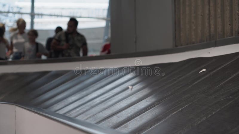 Koffer und Tasche bewegen sich am Flughafen entlang des Fördergurts Nahaufnahme
