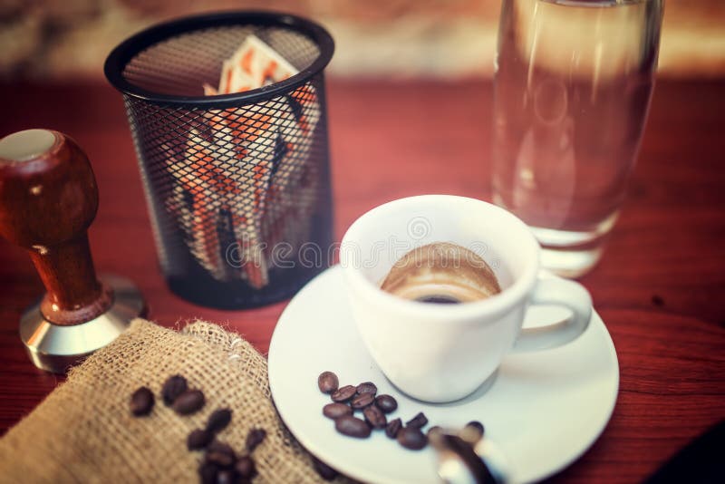 Koffie in bar of restaurant Uitstekend effect op foto royalty-vrije stock afbeeldingen Koffie in bar of restaurant Uitstekend effect op foto royalty-vrije stock afbeeldingen