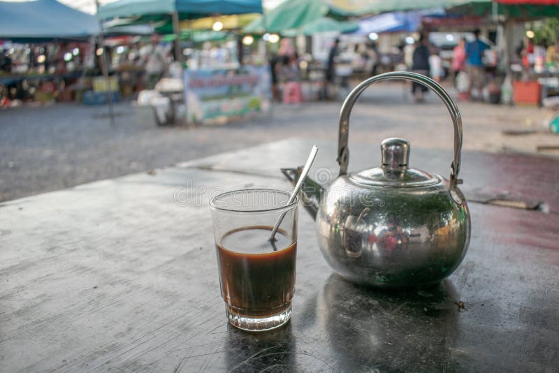 Koffie bij markt royalty-vrije stock fotografie Koffie bij markt royalty-vrije stock fotografie