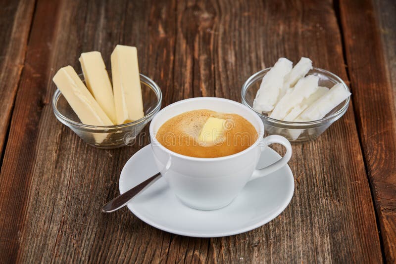 Koffie, boter en kokosnotenolie voor kogelvrije koffie royalty-vrije stock fotografie Koffie, boter en kokosnotenolie voor kogelvrije koffie royalty-vrije stock fotografie