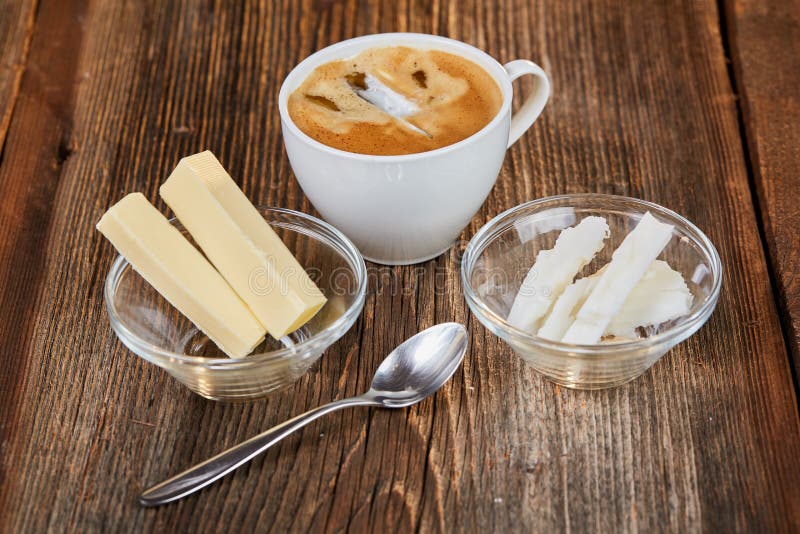 Koffie, boter en kokosnotenolie voor kogelvrije koffie stock fotografie Koffie, boter en kokosnotenolie voor kogelvrije koffie stock fotografie