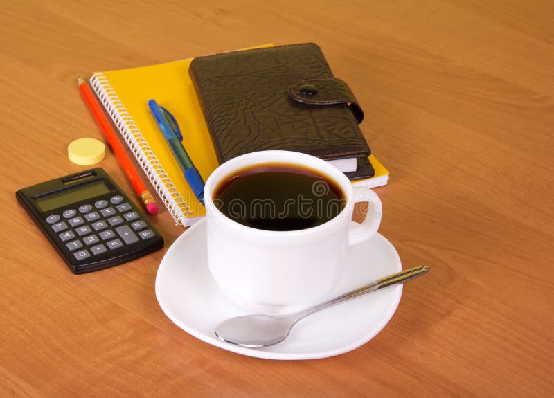 Koffie in bureaulijst stock foto