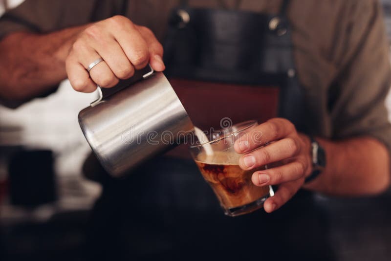 Koffie die door een barista worden voorbereid royalty-vrije stock afbeeldingen Koffie die door een barista worden voorbereid royalty-vrije stock afbeeldingen