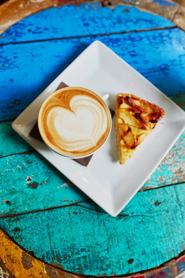 Koffie en appeltaart op kleurrijke groene en blauwe koffielijst stock fotografie Koffie en appeltaart op kleurrijke groene en blauwe koffielijst stock fotografie