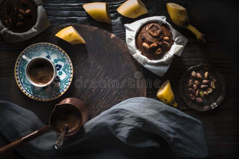 Koffie en banaan cupcakes op de houten mening van de lijstbovenkant royalty-vrije stock foto Koffie en banaan cupcakes op de houten mening van de lijstbovenkant royalty-vrije stock foto