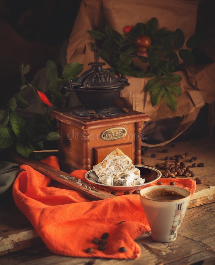 Koffie, koffiemolen en snoepjes stock fotografie Koffie, koffiemolen en snoepjes stock fotografie