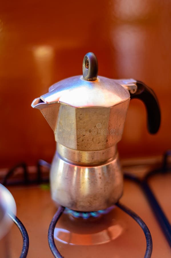 Haarvaten Informeer Knuppel Koffie Maken Met Een Oude Traditionele Italiaanse Pers Op Gaskachel Stock  Foto - Image of koffie, metaal: 193838046