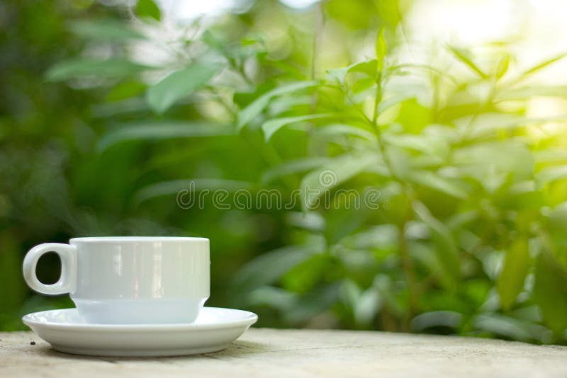 Koffie met aard in de mooie ochtend stock afbeeldingen Koffie met aard in de mooie ochtend stock afbeeldingen