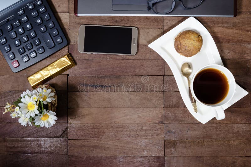 Koffie met de cake van de banaankop en kantoorbenodigdheden op Desktop royalty-vrije stock fotografie Koffie met de cake van de banaankop en kantoorbenodigdheden op Desktop royalty-vrije stock fotografie