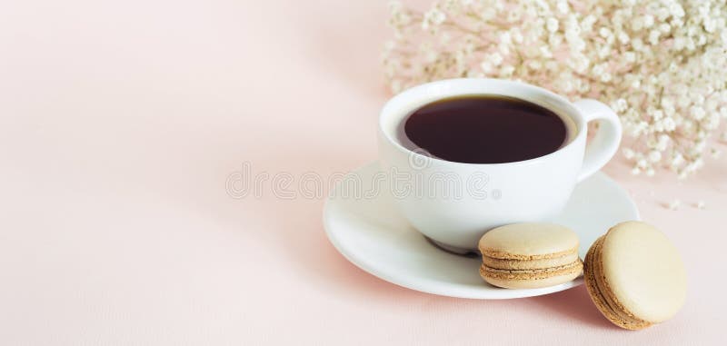 Vooroordeel Hassy Ontvangst Kop Van Koffie Met Franse Koffie Macarons Koekjes Het Concept Van De  Vakantieochtend Stock Afbeelding - Image of voedsel, koffie: 147347665