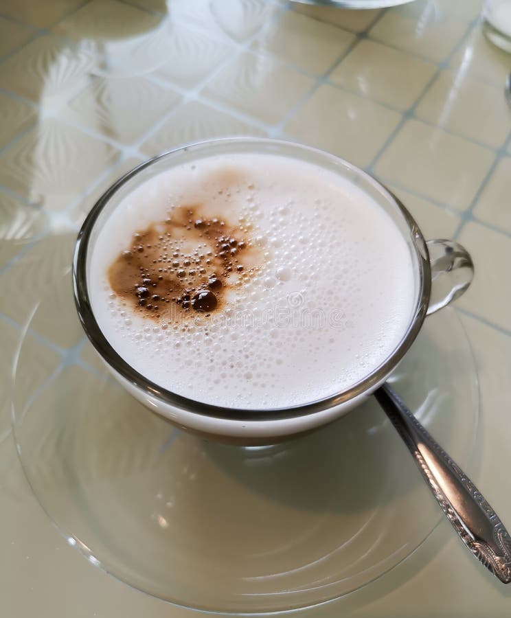 Koffie met witte melk, heerlijk in de ochtend stock fotografie Koffie met witte melk, heerlijk in de ochtend stock fotografie
