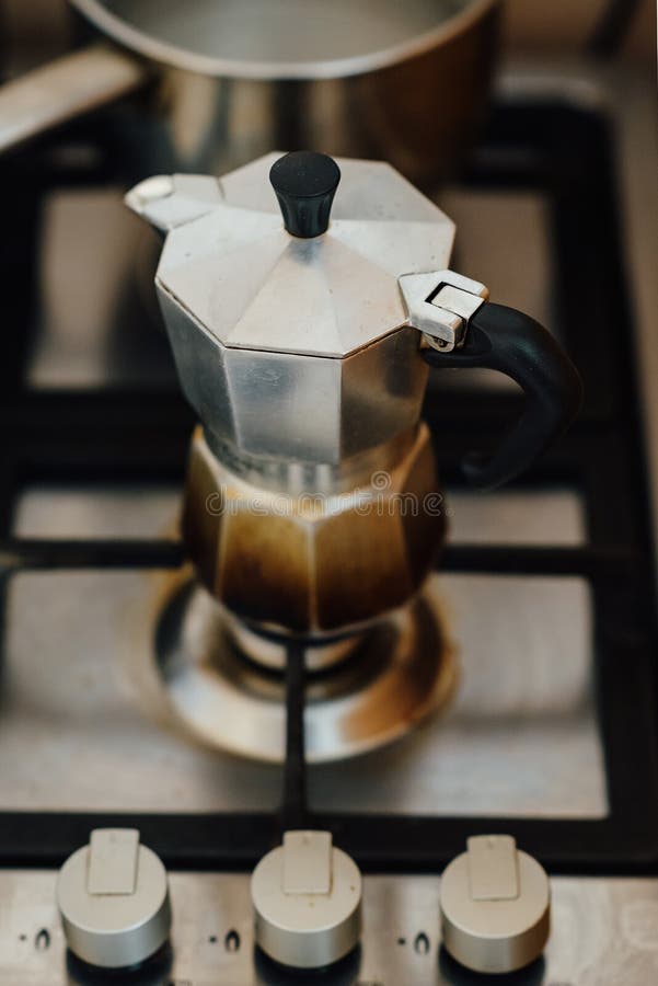winnen Spookachtig veteraan Koffie op een gasfornuis stock foto. Image of maker, binnenlands - 84435126