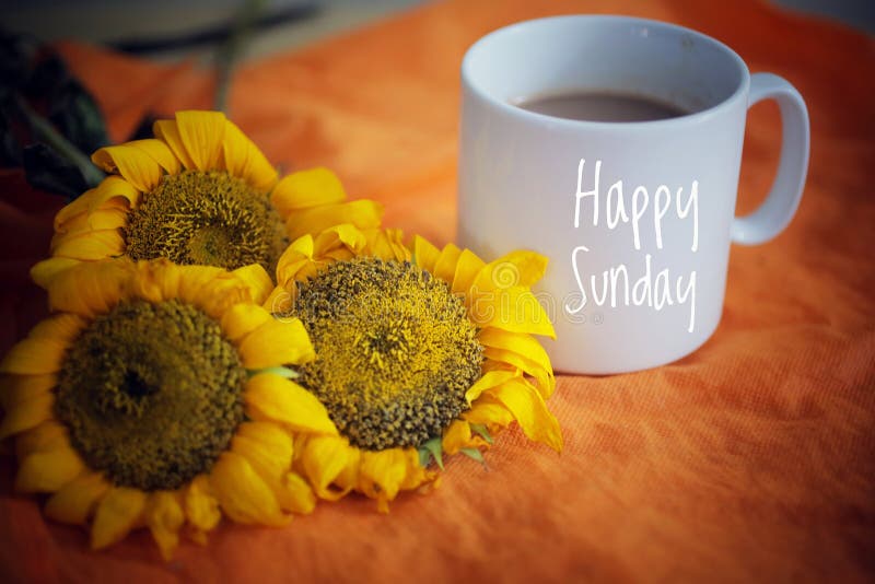 Koffiebeker koffie of thee en bloemen op oranje achtergrond Met tekstgroet op witte mug - Fijne Zondag