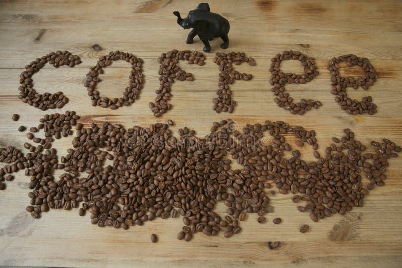 Koffiebonen op een houten achtergrond en het woord ‚koffie ‚van koffiebonen stock afbeeldingen Koffiebonen op een houten achtergrond en het woord ‚koffie ‚van koffiebonen stock afbeeldingen