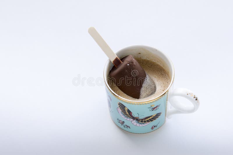 Koffieglas met vanilleroomijs in kop stock fotografie Koffieglas met vanilleroomijs in kop stock fotografie