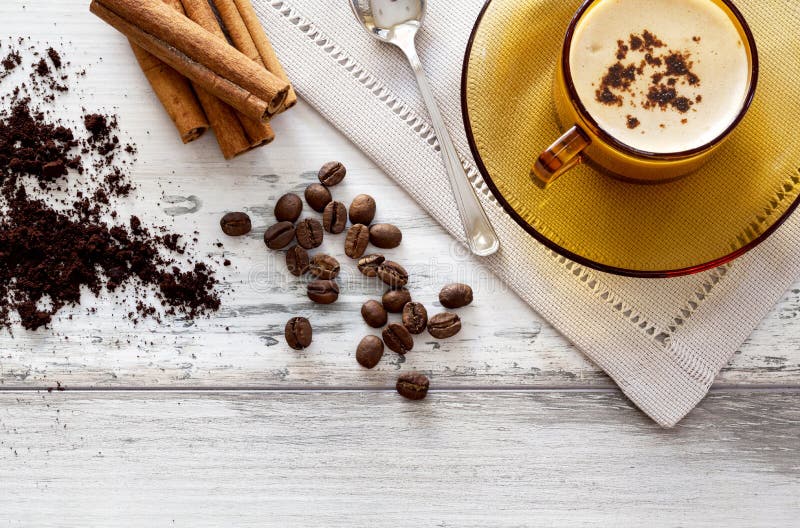 Koffiekop en bonen op een houten lijst stock foto Koffiekop en bonen op een houten lijst stock foto