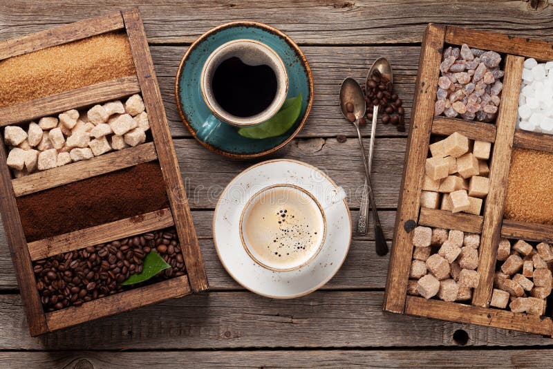 Koffiekop, geroosterde bonen en bruine suiker royalty-vrije stock fotografie Koffiekop, geroosterde bonen en bruine suiker royalty-vrije stock fotografie