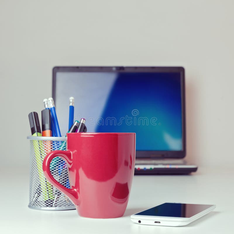 Koffiekop met slimme telefoon op bureau royalty-vrije stock afbeelding Koffiekop met slimme telefoon op bureau royalty-vrije stock afbeelding