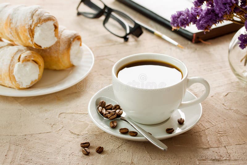 Koffiekop met zadenbroodjes met de tijd van het roomontbijt royalty-vrije stock afbeelding Koffiekop met zadenbroodjes met de tijd van het roomontbijt royalty-vrije stock afbeelding