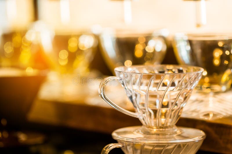 koffiekop in uitstekende warme de kleurentoon van de koffiewinkel royalty-vrije stock afbeelding koffiekop in uitstekende warme de kleurentoon van de koffiewinkel royalty-vrije stock afbeelding