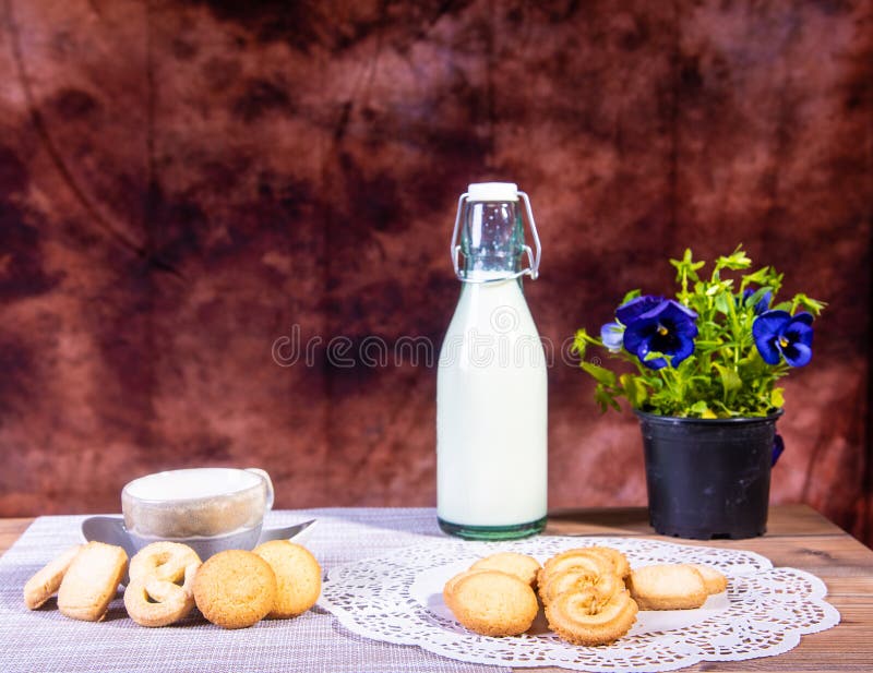 Koffiemelk en koekjes op bruine achtergrond stock afbeeldingen Koffiemelk en koekjes op bruine achtergrond stock afbeeldingen