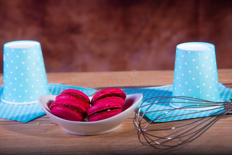 Koffiemelk en koekjes op bruine achtergrond stock afbeelding Koffiemelk en koekjes op bruine achtergrond stock afbeelding
