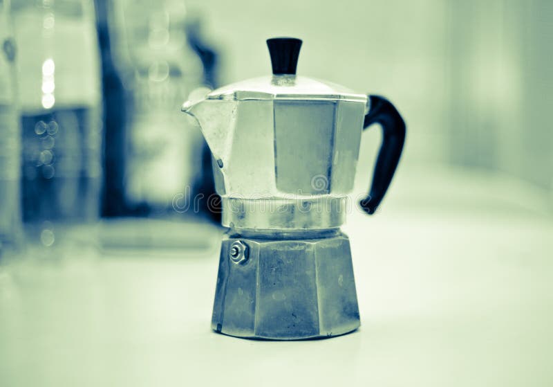 Koffiepauze met Italiaanse de energiecafeïne van de mokagoedemorgen blac royalty-vrije stock foto Koffiepauze met Italiaanse de energiecafeïne van de mokagoedemorgen blac royalty-vrije stock foto